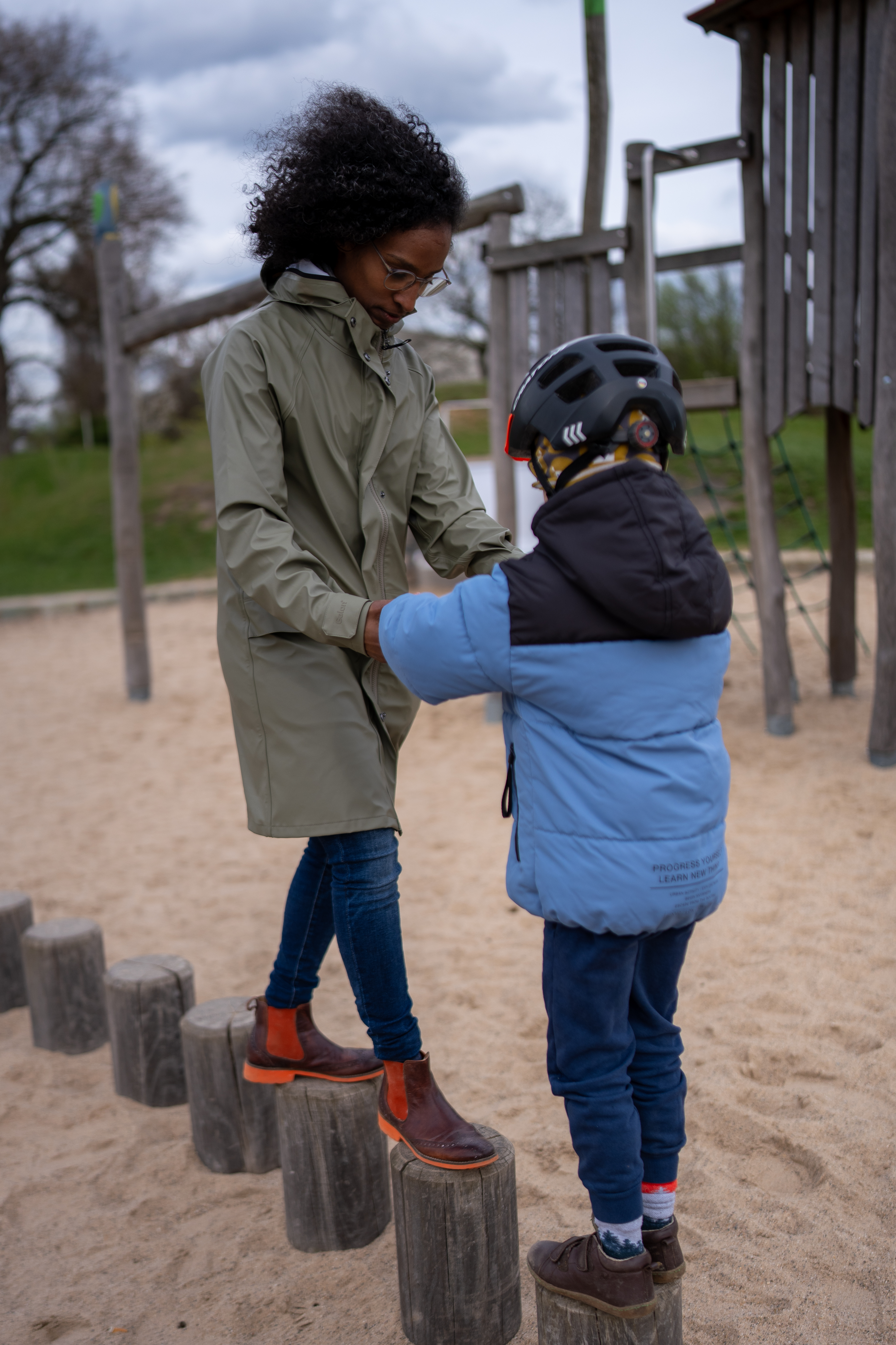 Regina mit Kind auf dem Spielplatz